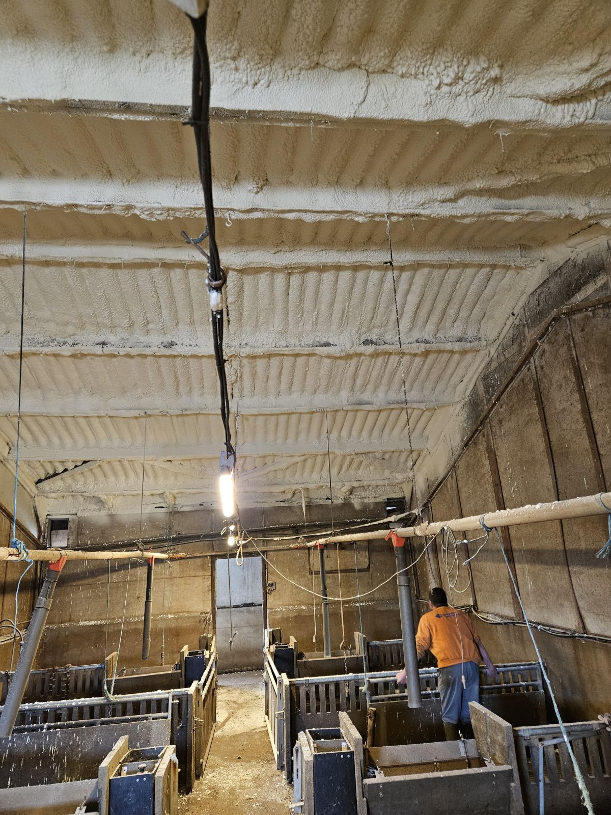 PROJECTION DE MOUSSE POLYURETHANE EN MATERNITEE AIRMETIC ISOLATION